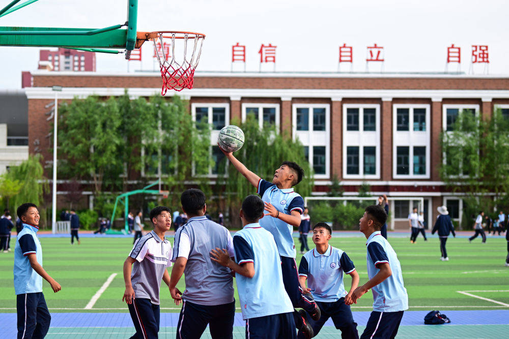 要留清气满乾坤——2024年以习近平同志为核心的党中央贯彻执行中央八项规定、推进作风建设综述