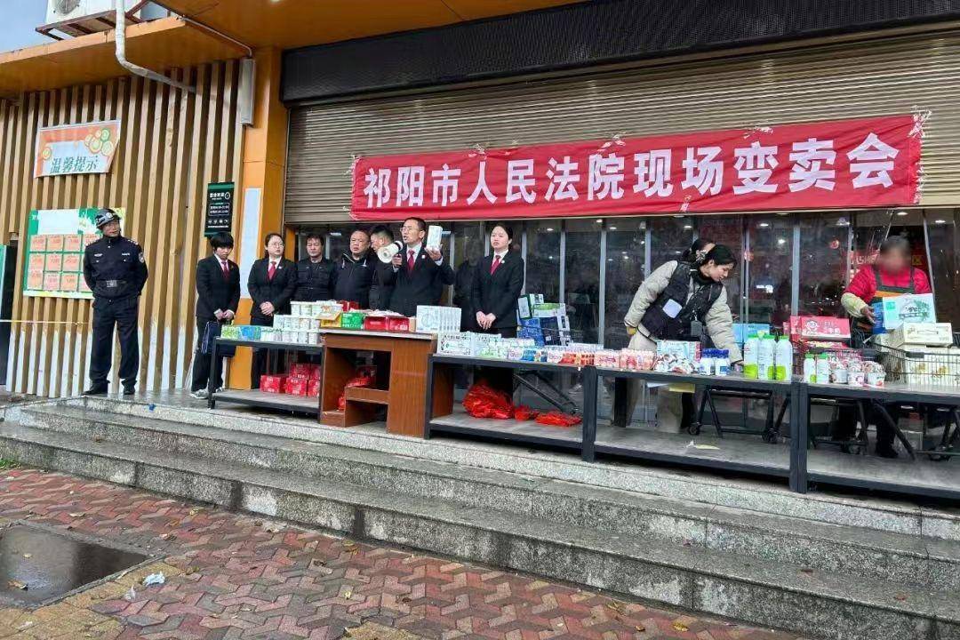 法院执行干警超市门口设置摊位变卖生鲜！称一般比市场价便宜