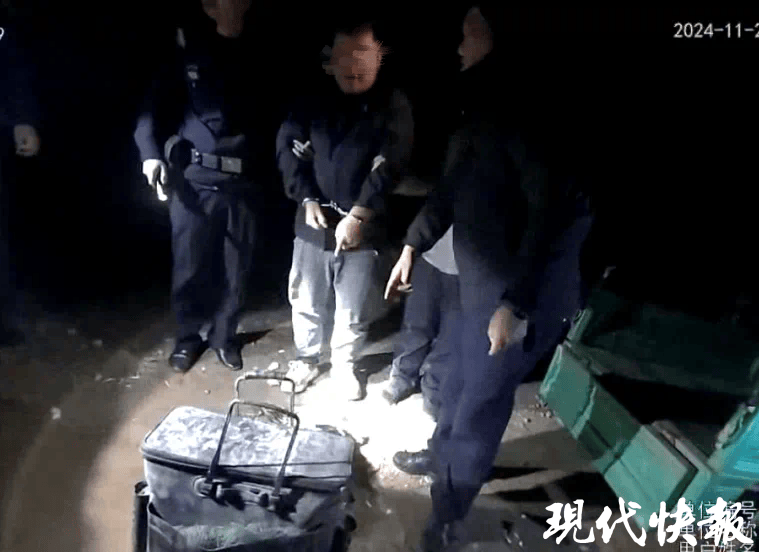 两人戴头套夜偷大闸蟹，被抓时纳闷：怎么认出来的？