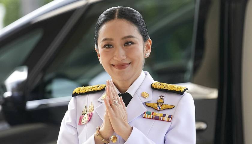 被停职的佩通坦宣誓就任文化部长，泰国行业协会呼吁政治稳定