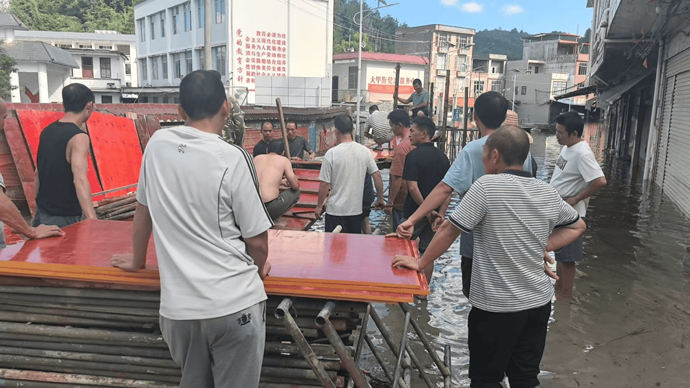广西内涝20天未退 老人在鸡棚搭煤气灶做饭