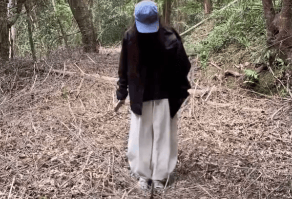 江西一女子徒步时误将一处区域当作“野生蹦床”蹦跳,“回来后才发现是蛇窝、很后怕”