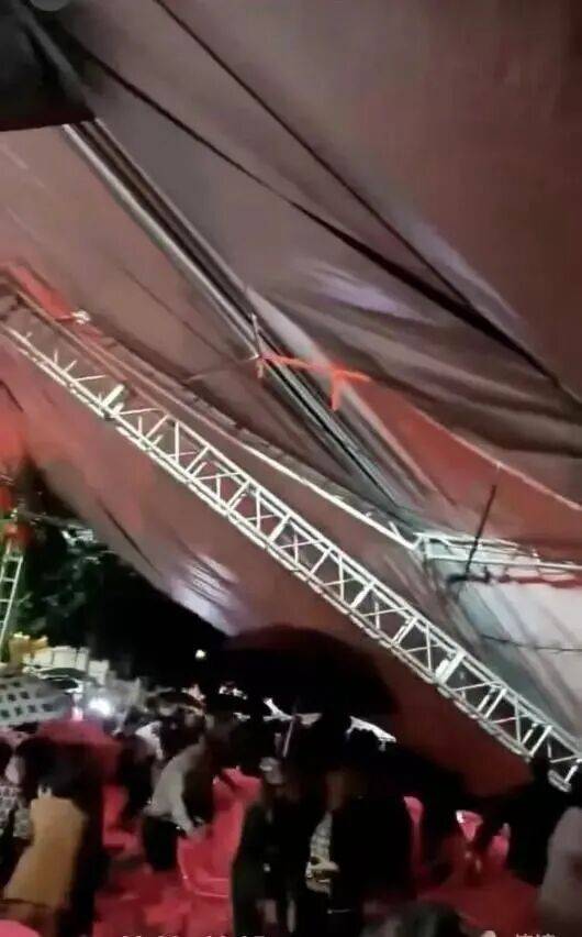 广东揭阳一戏台观众区雨篷积水突然倒塌,观众、演员急忙躲避,当地回应:正在核查处理