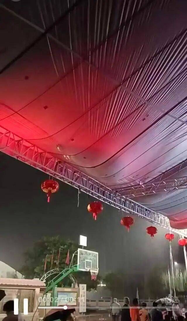 广东揭阳一戏台观众区雨篷积水突然倒塌,观众、演员急忙躲避,当地回应:正在核查处理