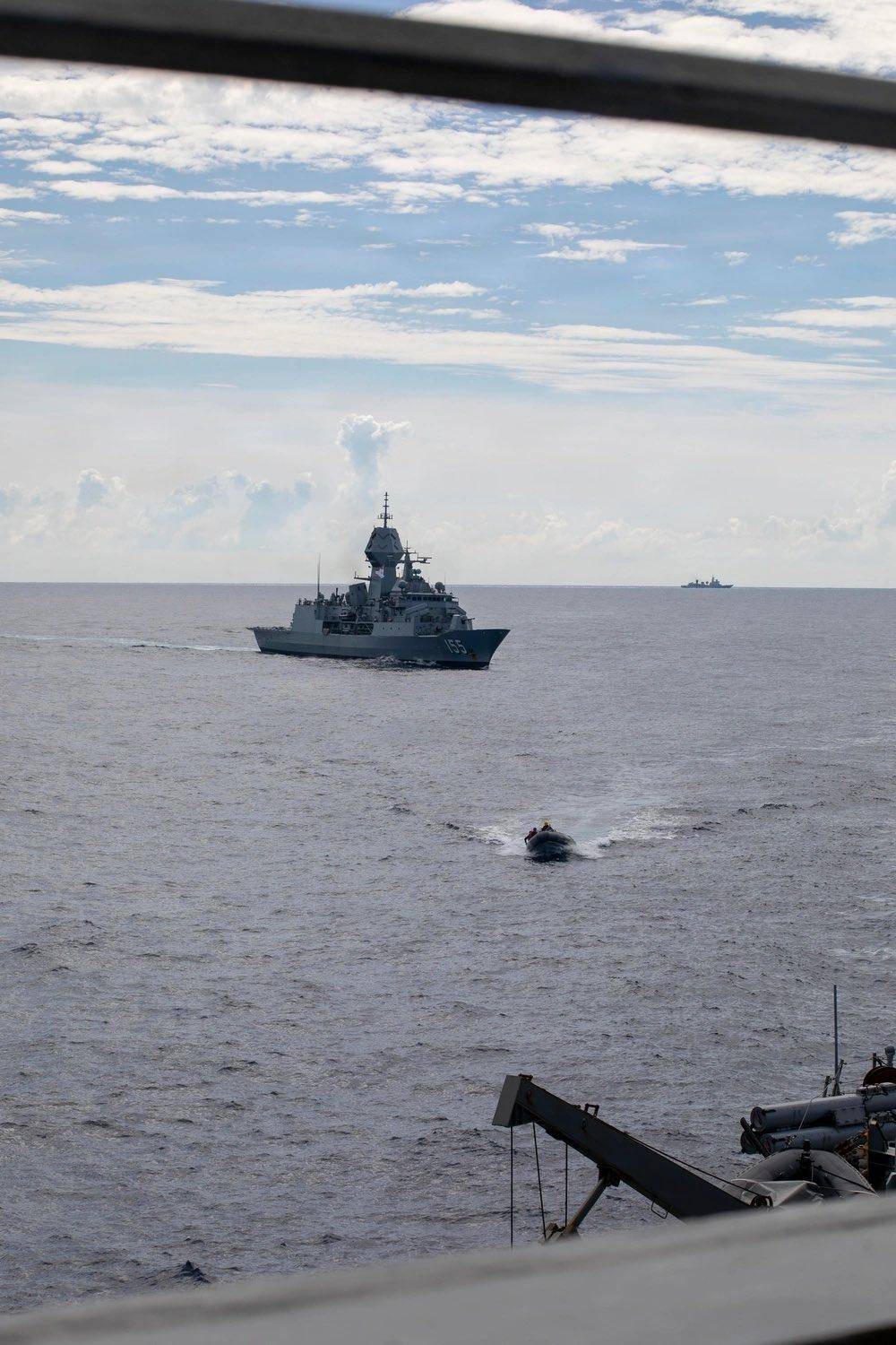 美军再度遭遇耻辱时刻:中国海军6艘战舰包围,815舰插入南海演习