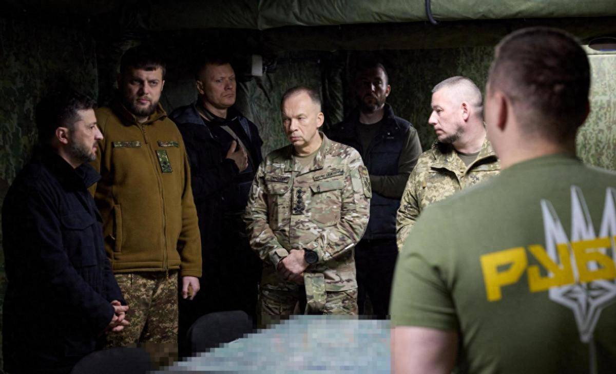 泽连斯基亲临红军城战场,乌克兰誓言不退一步,后方精锐部队被俄一锅端!