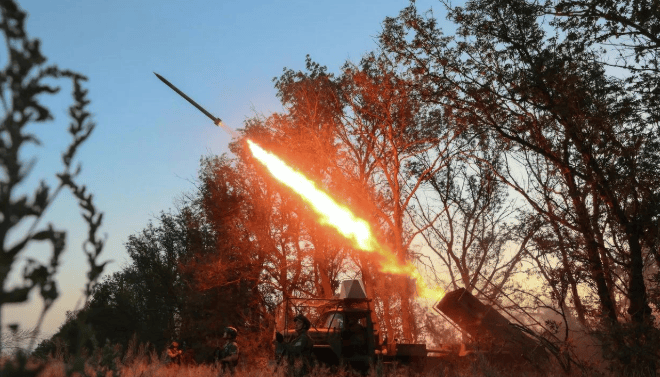 泽连斯基亲临红军城战场,乌克兰誓言不退一步,后方精锐部队被俄一锅端!