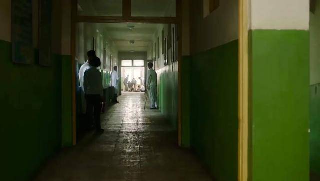 年代剧的墙,为什么都是上白下绿?