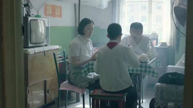 年代剧的墙,为什么都是上白下绿?