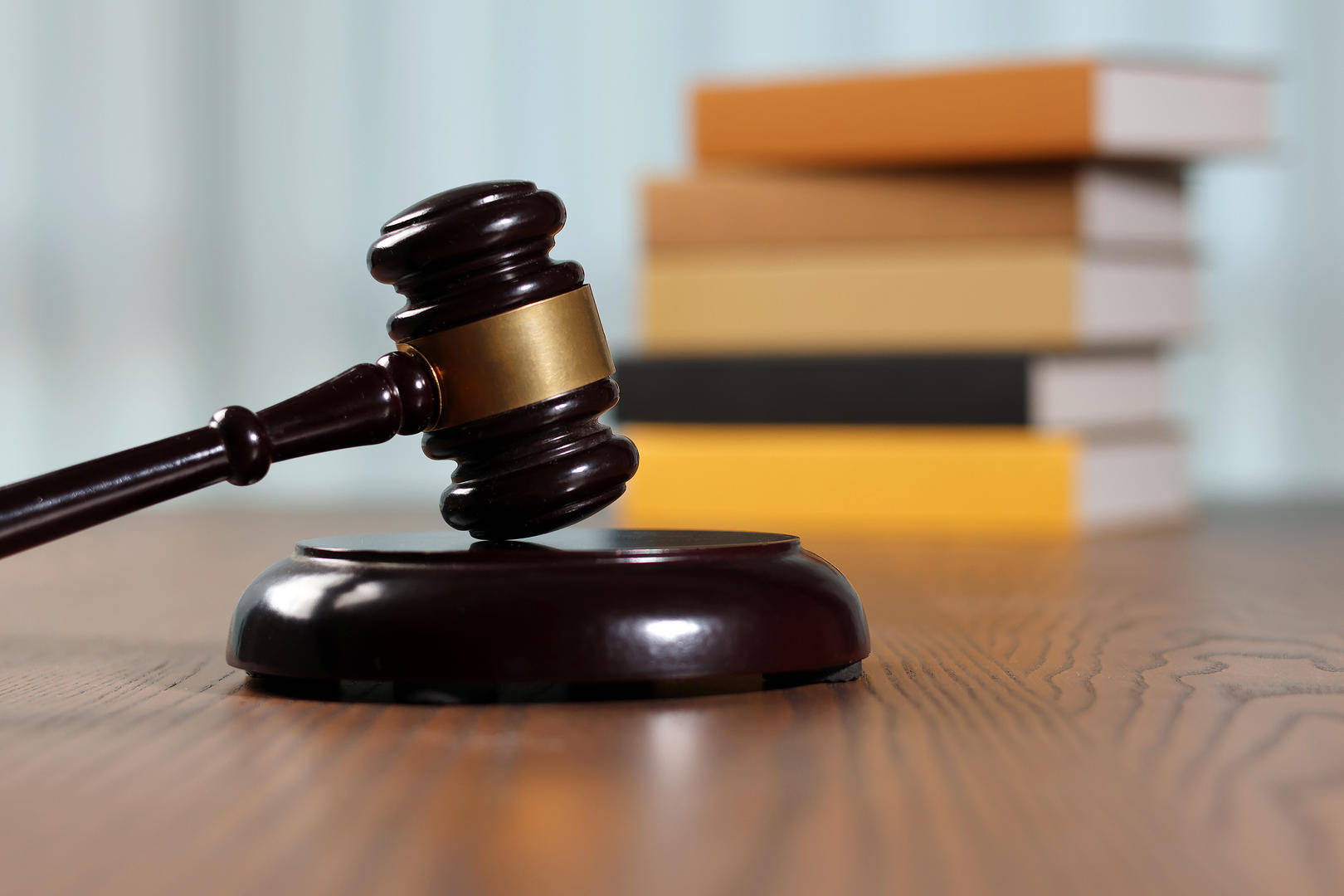 18岁女主播被公司主管性侵后起诉解除合同，遭公司反诉索赔10余万元，一审判了