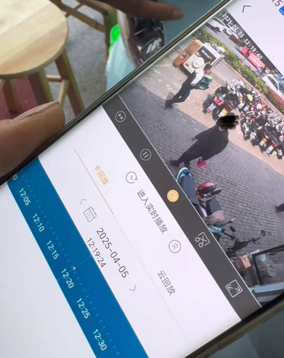 19岁小伙多付900元索要未果自杀,司机坚称是套现被判赔,法院:证据不足难以采信