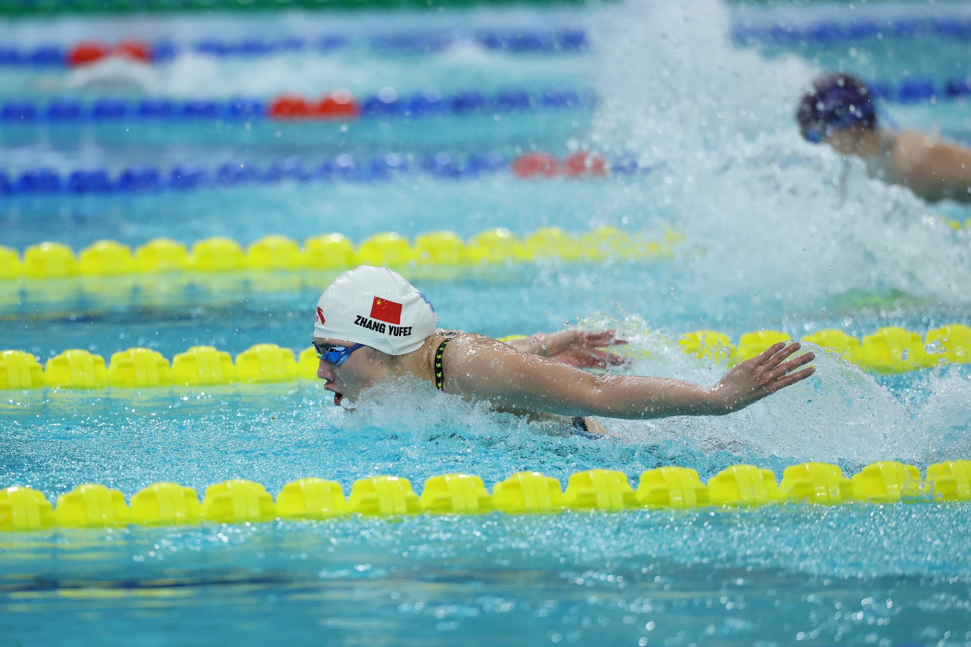 祝贺！张雨霏女子100米蝶泳夺冠，覃海洋男子100米蛙泳摘金