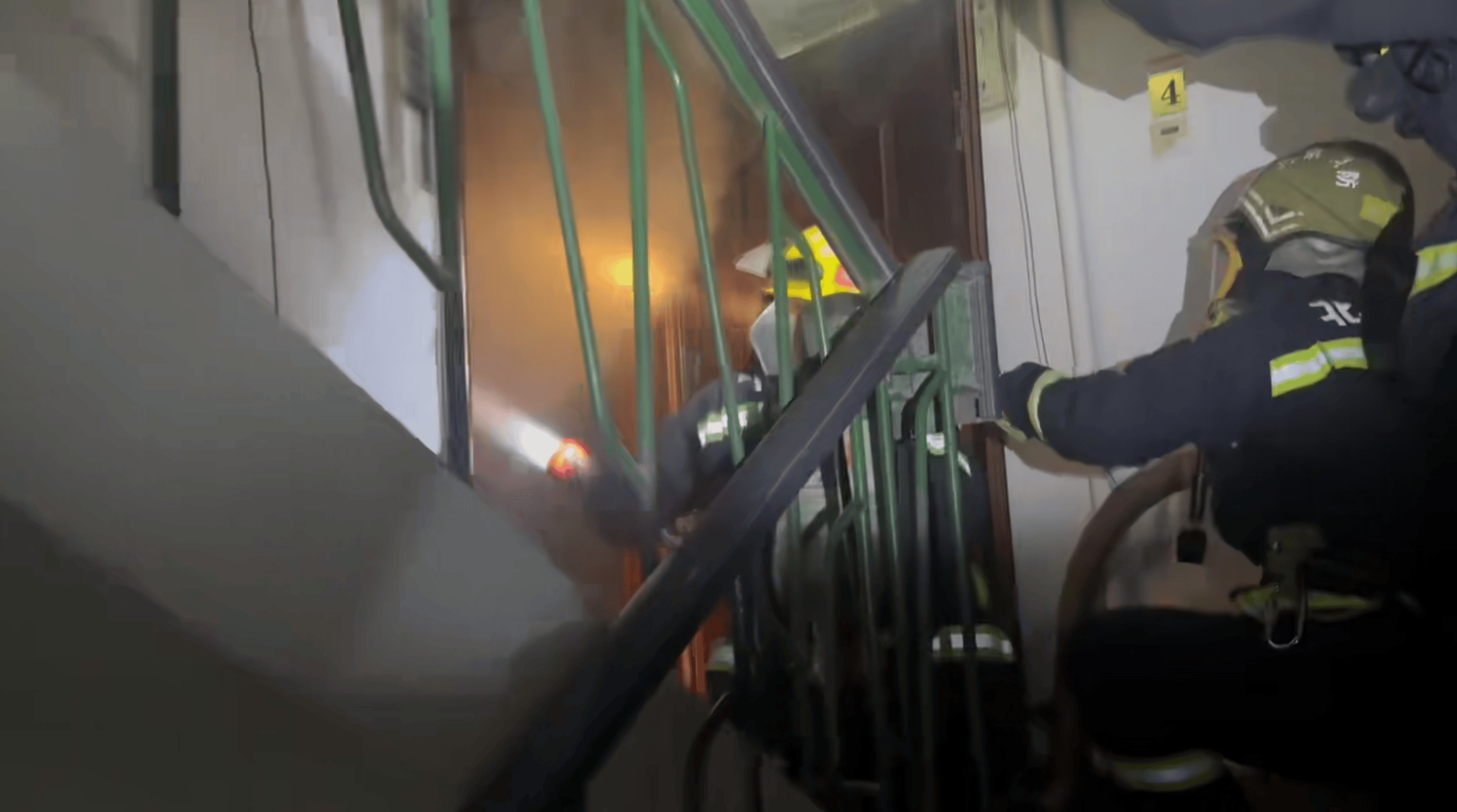 大爷晚上卧床吸烟引燃床垫后用水浇灭,持续阴燃凌晨引发大火