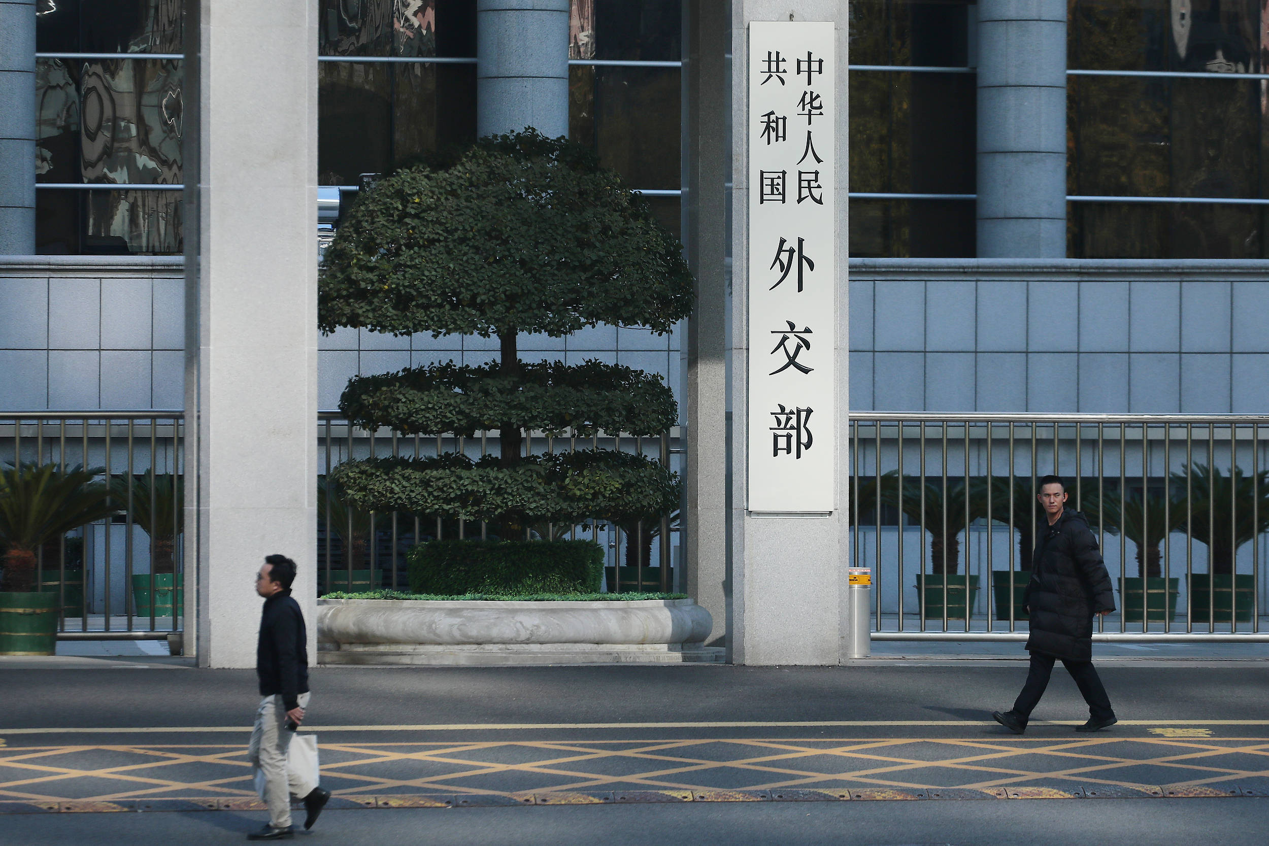 日本外交部门高官今日访华，将解释首相涉台言论