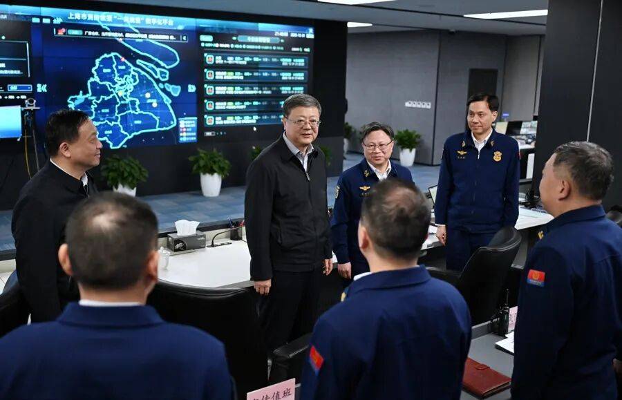 跨年夜，上海市委书记陈吉宁“四不两直”检查元旦假期城市安全运行和值班值守
