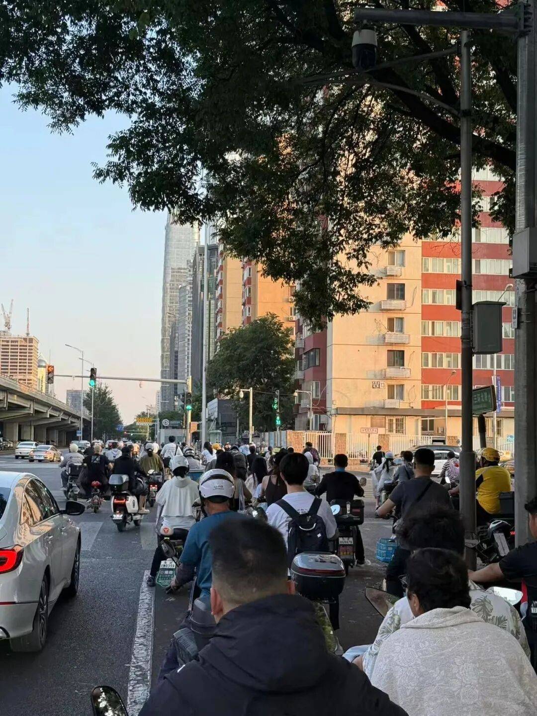 刚骑上新国标电驴的打工人，急眼了