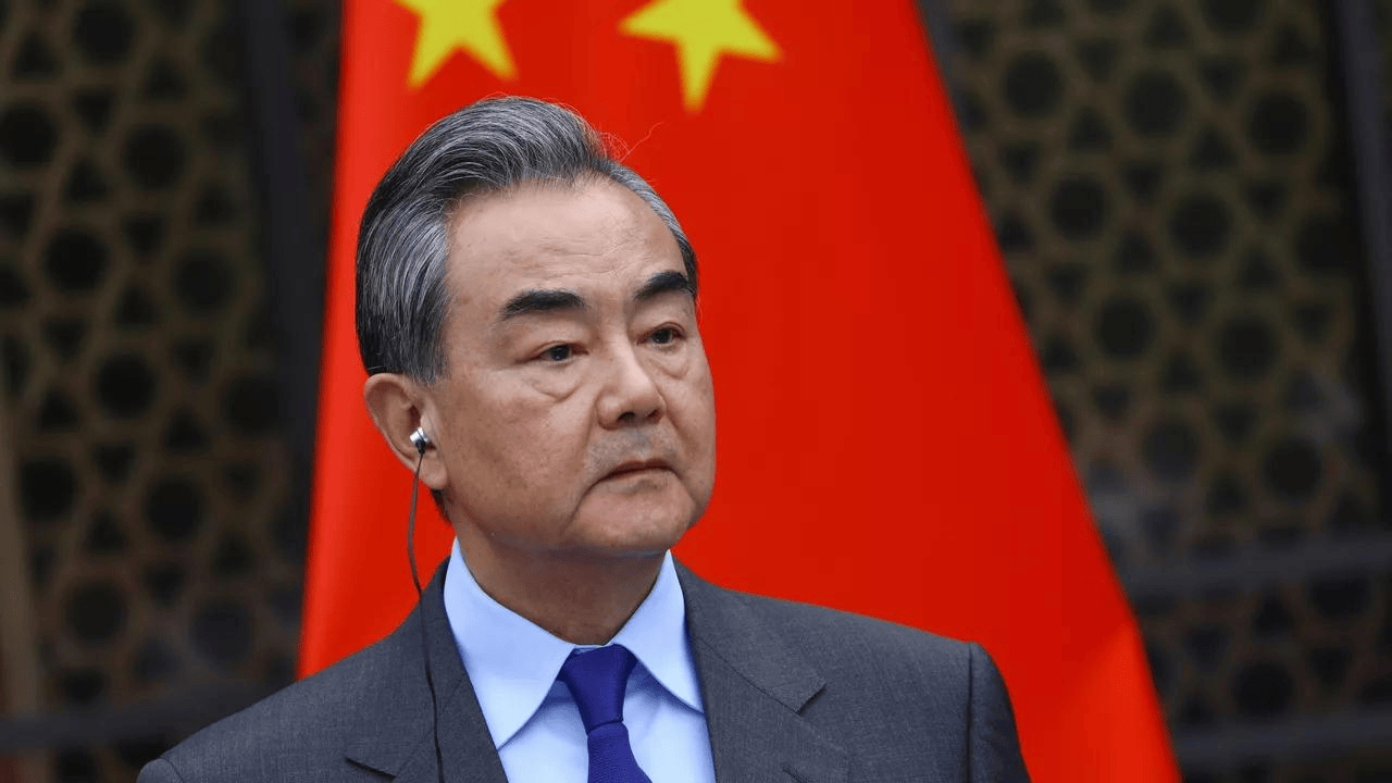 美国夺岛计划落地前，欧盟 27 国打算联合中国抗美？就在此时，王毅接到特殊电话