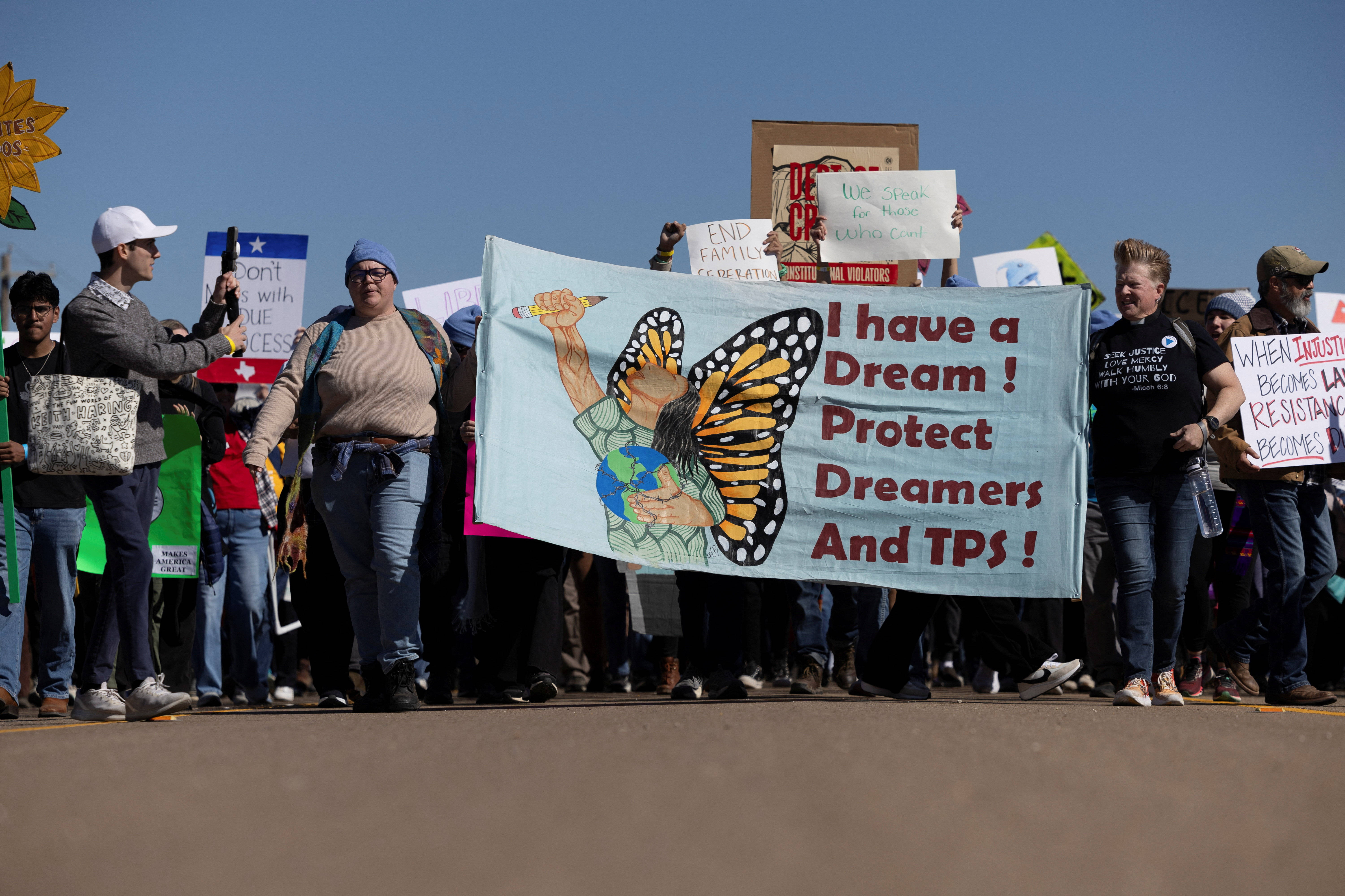 两名美国公民遭枪杀后，风暴眼中的明尼阿波利斯