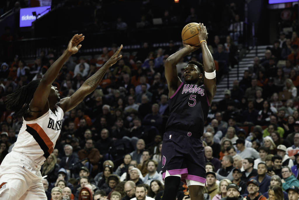 NBA｜克尼佩尔创最快200记三分，哈登又添“最老纪录”
