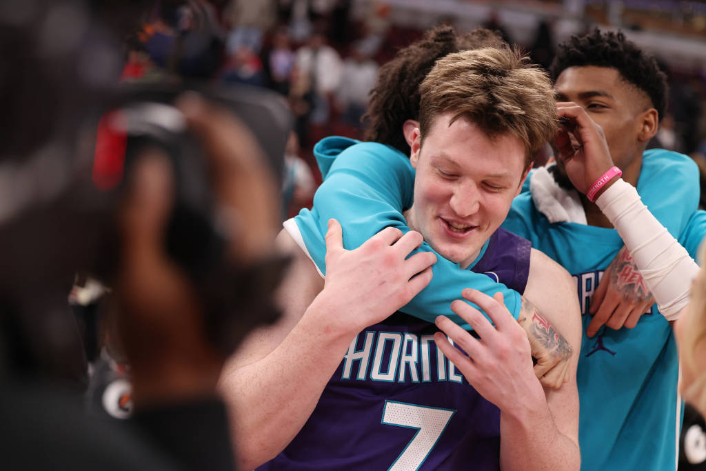 NBA｜克尼佩尔创最快200记三分，哈登又添“最老纪录”