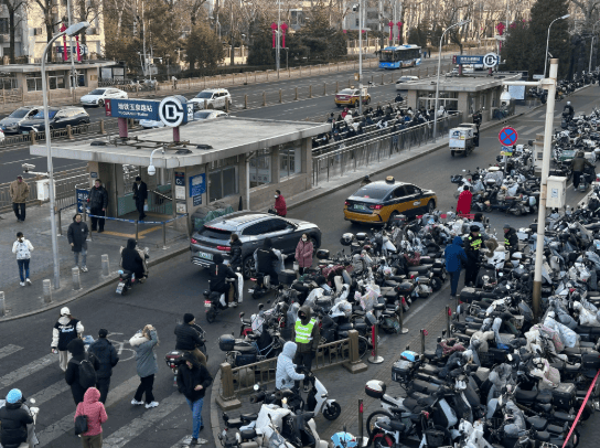 北京地铁1号线多站封站后骑行接驳遇停车难，官方回应