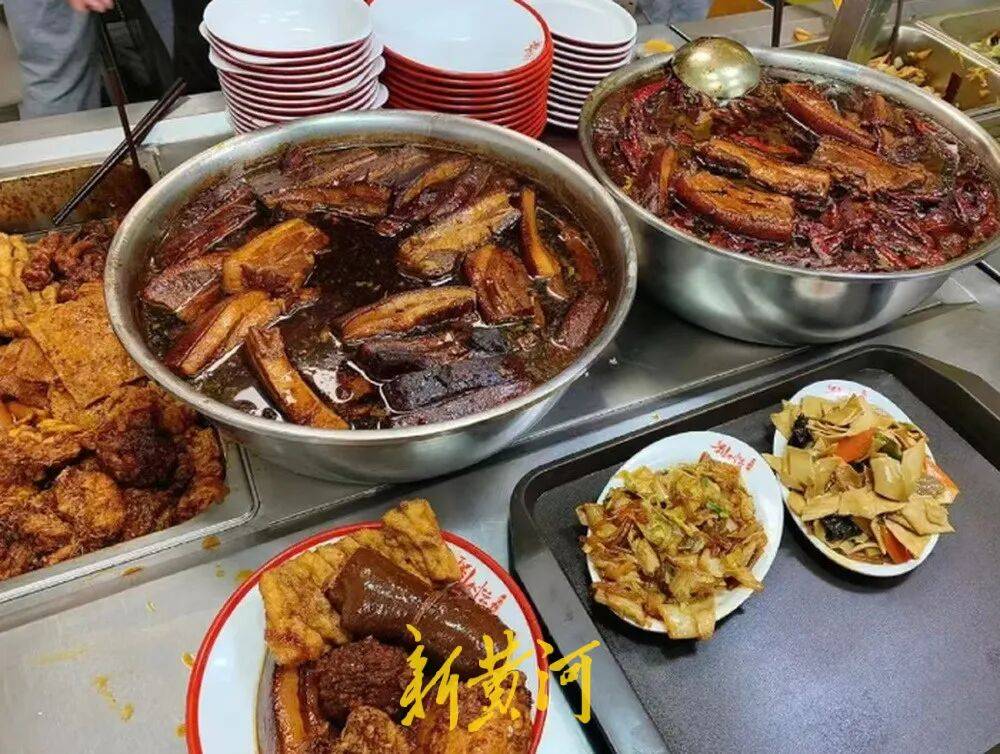 知名餐饮品牌济南多家门店开始卖“把子肉”了，一块定价8.9元