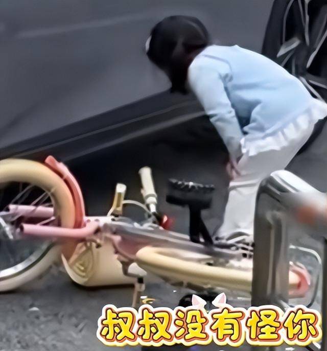 江西一小女孩骑车撞上路边车辆后，对着车身和车主深鞠躬