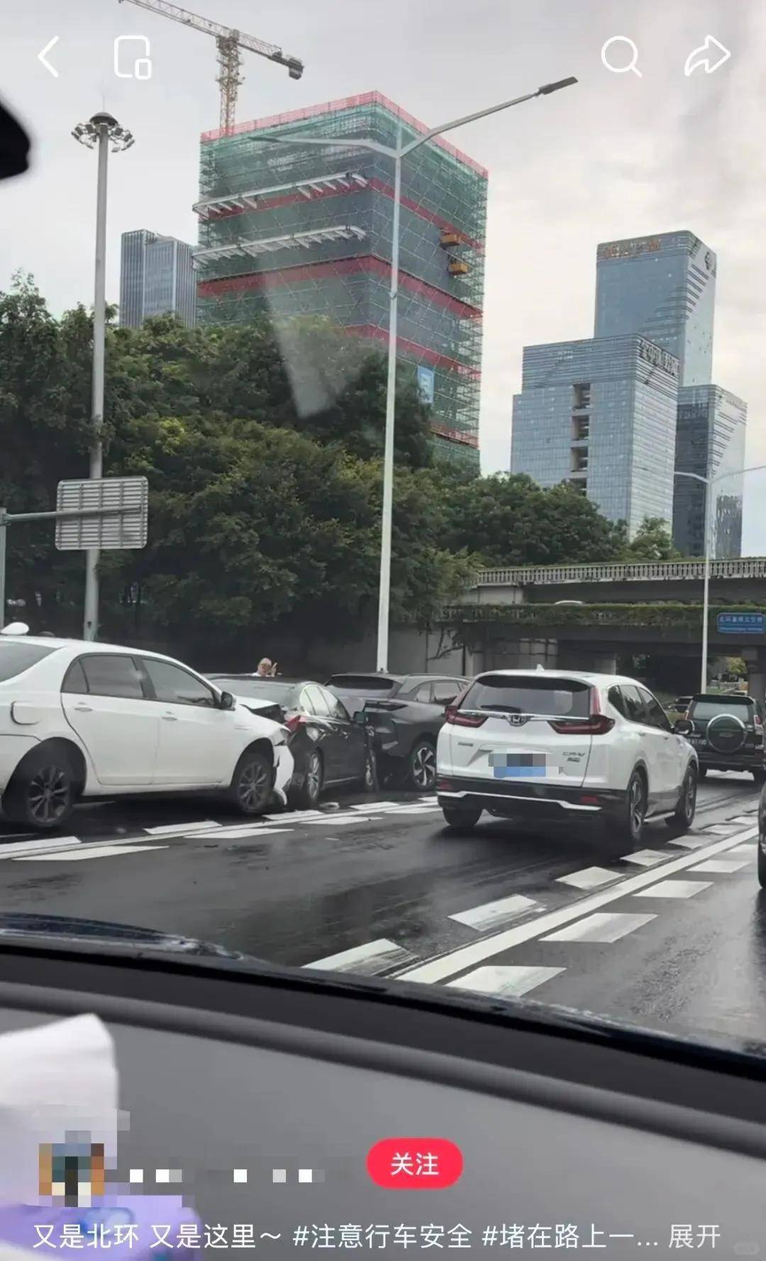 第二天又撞了！深圳一主干道发生多车追尾事故，网友：我有一次也差点