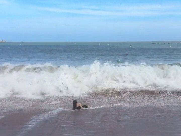 山东一对母女被海浪卷走获救，救人者：海浪很大，母女俩被救上后吐出的水里全是沙子