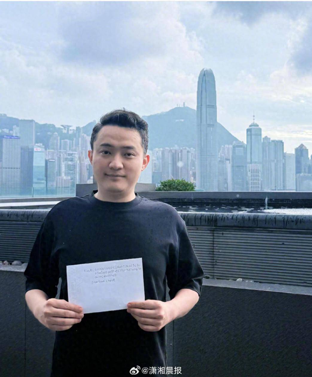 孙宇晨上传照片自证仍在香港九龙，并称“不用信人，信链”，此前有消息称“他离港去避风头”