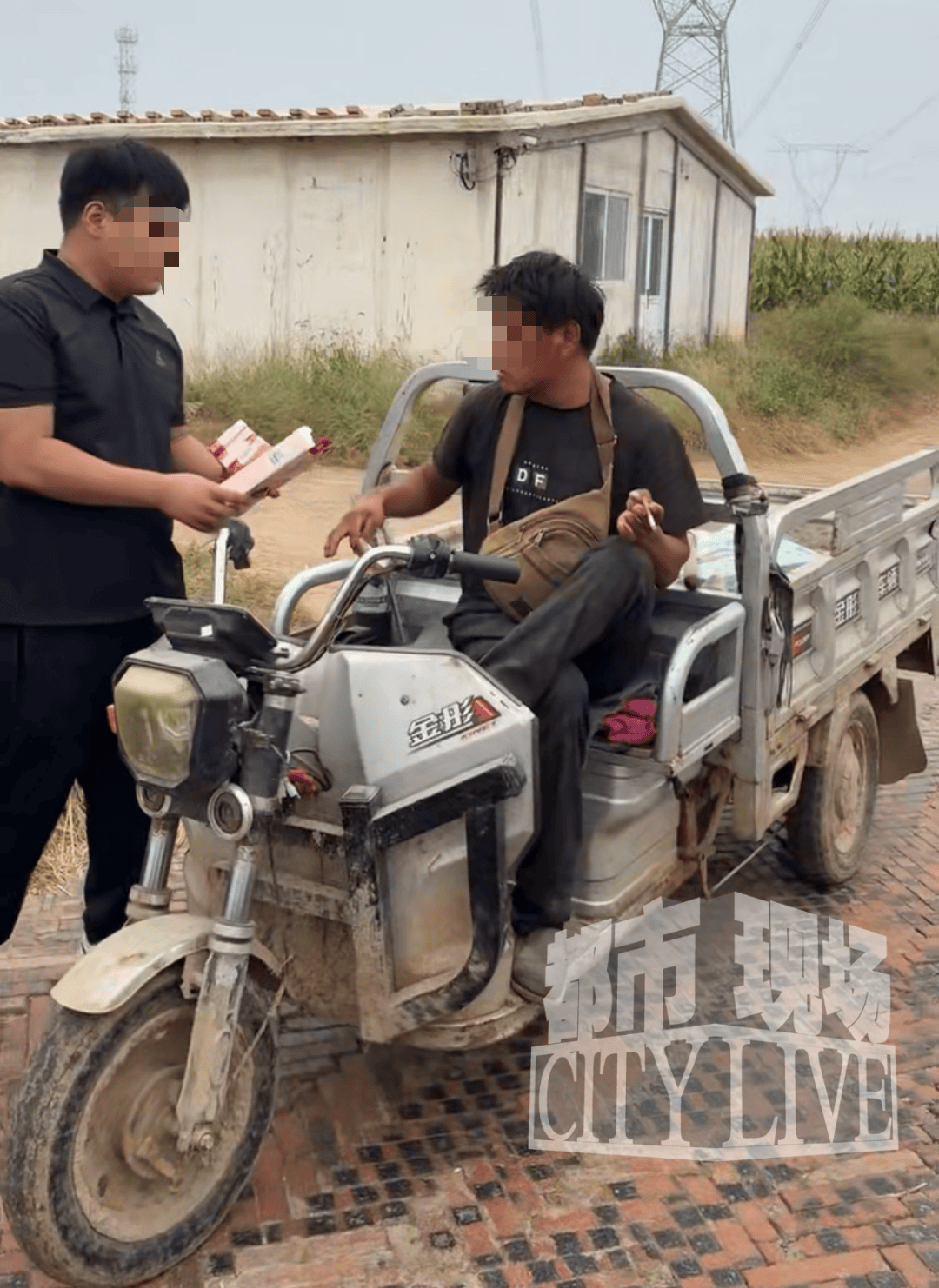 河北沧州婚车半路被拦下，男子骑三轮车堵路索要整条喜烟，网友怒了